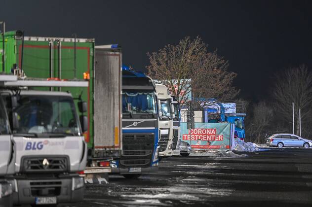 Kodersdorf - Corona-Testcenter an der Autobahn: Betrieb startet ab Freitag 14.01.2021 Kodersdorf, Rasthof an der B115 Fotograf: LausitzNews Toni Lehder Am Donnerstagabend wurde auf dem Gelände eines Rasthofes bei Kodersdorf ein Corona-Testcenter aufgebaut. Die Firma CoviMedical UG aus Dillenburg bietet hier ab Freitag kostenpflichtige Schnelltests an. Die Nähe zur Autobahn A4 bei Görlitz und der deutsch-polnischen Grenze bietet hierfür einen hervorragenden Standort. Wie die Firma mitteilt, dauere der Test, bei welchem eine Probe mittels Mund-Nasenabstrich entnommen wird, nur knapp zwei Minuten. Das Ergebnis wird anschließend innerhalb von ca. 15 Minuten per eMail mitgeteilt. Das darin enthaltene PDF-Dokument dient dann als Nachweis, w Copyright: xLausitzNews.de TonixLehderx