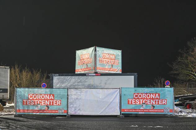 Kodersdorf - Corona-Testcenter an der Autobahn: Betrieb startet ab Freitag 14.01.2021 Kodersdorf, Rasthof an der B115 Fotograf: LausitzNews Toni Lehder Am Donnerstagabend wurde auf dem Gelände eines Rasthofes bei Kodersdorf ein Corona-Testcenter aufgebaut. Die Firma CoviMedical UG aus Dillenburg bietet hier ab Freitag kostenpflichtige Schnelltests an. Die Nähe zur Autobahn A4 bei Görlitz und der deutsch-polnischen Grenze bietet hierfür einen hervorragenden Standort. Wie die Firma mitteilt, dauere der Test, bei welchem eine Probe mittels Mund-Nasenabstrich entnommen wird, nur knapp zwei Minuten. Das Ergebnis wird anschließend innerhalb von ca. 15 Minuten per eMail mitgeteilt. Das darin enthaltene PDF-Dokument dient dann als Nachweis, w Copyright: xLausitzNews.de TonixLehderx