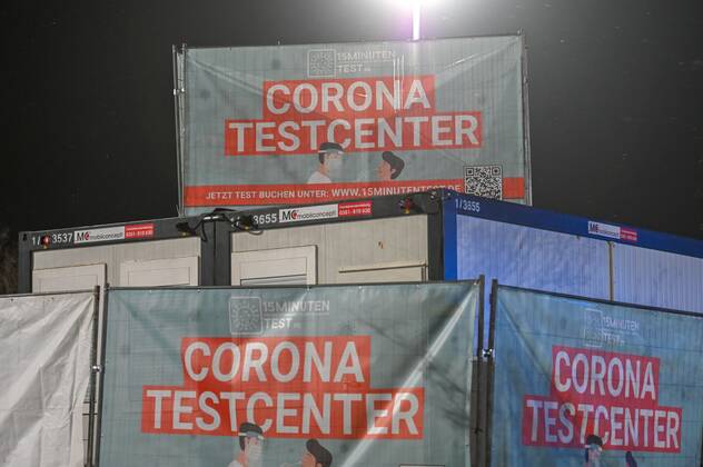 Kodersdorf - Corona-Testcenter an der Autobahn: Betrieb startet ab Freitag 14.01.2021 Kodersdorf, Rasthof an der B115 Fotograf: LausitzNews Toni Lehder Am Donnerstagabend wurde auf dem Gelände eines Rasthofes bei Kodersdorf ein Corona-Testcenter aufgebaut. Die Firma CoviMedical UG aus Dillenburg bietet hier ab Freitag kostenpflichtige Schnelltests an. Die Nähe zur Autobahn A4 bei Görlitz und der deutsch-polnischen Grenze bietet hierfür einen hervorragenden Standort. Wie die Firma mitteilt, dauere der Test, bei welchem eine Probe mittels Mund-Nasenabstrich entnommen wird, nur knapp zwei Minuten. Das Ergebnis wird anschließend innerhalb von ca. 15 Minuten per eMail mitgeteilt. Das darin enthaltene PDF-Dokument dient dann als Nachweis, w Copyright: xLausitzNews.de TonixLehderx