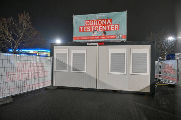 Kodersdorf - Corona-Testcenter an der Autobahn: Betrieb startet ab Freitag 14.01.2021 Kodersdorf, Rasthof an der B115 Fotograf: LausitzNews Toni Lehder Am Donnerstagabend wurde auf dem Gelände eines Rasthofes bei Kodersdorf ein Corona-Testcenter aufgebaut. Die Firma CoviMedical UG aus Dillenburg bietet hier ab Freitag kostenpflichtige Schnelltests an. Die Nähe zur Autobahn A4 bei Görlitz und der deutsch-polnischen Grenze bietet hierfür einen hervorragenden Standort. Wie die Firma mitteilt, dauere der Test, bei welchem eine Probe mittels Mund-Nasenabstrich entnommen wird, nur knapp zwei Minuten. Das Ergebnis wird anschließend innerhalb von ca. 15 Minuten per eMail mitgeteilt. Das darin enthaltene PDF-Dokument dient dann als Nachweis, w Copyright: xLausitzNews.de TonixLehderx