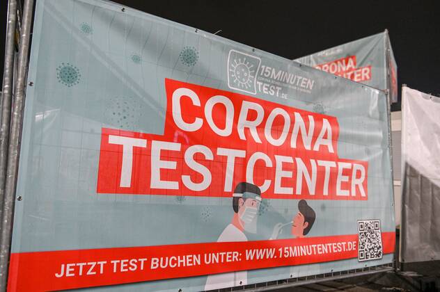 Kodersdorf - Corona-Testcenter an der Autobahn: Betrieb startet ab Freitag 14.01.2021 Kodersdorf, Rasthof an der B115 Fotograf: LausitzNews Toni Lehder Am Donnerstagabend wurde auf dem Gelände eines Rasthofes bei Kodersdorf ein Corona-Testcenter aufgebaut. Die Firma CoviMedical UG aus Dillenburg bietet hier ab Freitag kostenpflichtige Schnelltests an. Die Nähe zur Autobahn A4 bei Görlitz und der deutsch-polnischen Grenze bietet hierfür einen hervorragenden Standort. Wie die Firma mitteilt, dauere der Test, bei welchem eine Probe mittels Mund-Nasenabstrich entnommen wird, nur knapp zwei Minuten. Das Ergebnis wird anschließend innerhalb von ca. 15 Minuten per eMail mitgeteilt. Das darin enthaltene PDF-Dokument dient dann als Nachweis, w Copyright: xLausitzNews.de TonixLehderx