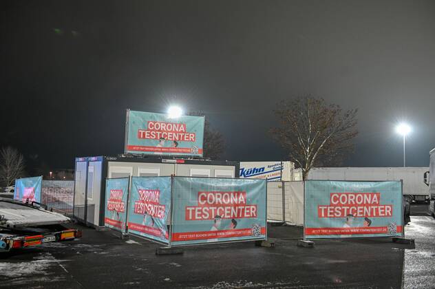 Kodersdorf - Corona-Testcenter an der Autobahn: Betrieb startet ab Freitag 14.01.2021 Kodersdorf, Rasthof an der B115 Fotograf: LausitzNews Toni Lehder Am Donnerstagabend wurde auf dem Gelände eines Rasthofes bei Kodersdorf ein Corona-Testcenter aufgebaut. Die Firma CoviMedical UG aus Dillenburg bietet hier ab Freitag kostenpflichtige Schnelltests an. Die Nähe zur Autobahn A4 bei Görlitz und der deutsch-polnischen Grenze bietet hierfür einen hervorragenden Standort. Wie die Firma mitteilt, dauere der Test, bei welchem eine Probe mittels Mund-Nasenabstrich entnommen wird, nur knapp zwei Minuten. Das Ergebnis wird anschließend innerhalb von ca. 15 Minuten per eMail mitgeteilt. Das darin enthaltene PDF-Dokument dient dann als Nachweis, w Copyright: xLausitzNews.de TonixLehderx