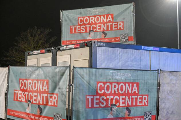 Kodersdorf - Corona-Testcenter an der Autobahn: Betrieb startet ab Freitag 14.01.2021 Kodersdorf, Rasthof an der B115 Fotograf: LausitzNews Toni Lehder Am Donnerstagabend wurde auf dem Gelände eines Rasthofes bei Kodersdorf ein Corona-Testcenter aufgebaut. Die Firma CoviMedical UG aus Dillenburg bietet hier ab Freitag kostenpflichtige Schnelltests an. Die Nähe zur Autobahn A4 bei Görlitz und der deutsch-polnischen Grenze bietet hierfür einen hervorragenden Standort. Wie die Firma mitteilt, dauere der Test, bei welchem eine Probe mittels Mund-Nasenabstrich entnommen wird, nur knapp zwei Minuten. Das Ergebnis wird anschließend innerhalb von ca. 15 Minuten per eMail mitgeteilt. Das darin enthaltene PDF-Dokument dient dann als Nachweis, w Copyright: xLausitzNews.de TonixLehderx
