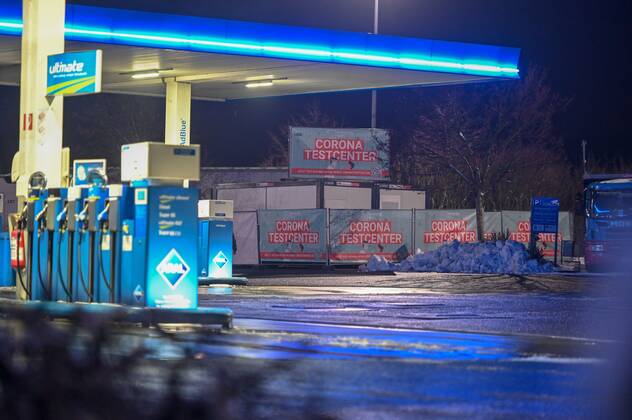 Kodersdorf - Corona-Testcenter an der Autobahn: Betrieb startet ab Freitag 14.01.2021 Kodersdorf, Rasthof an der B115 Fotograf: LausitzNews Toni Lehder Am Donnerstagabend wurde auf dem Gelände eines Rasthofes bei Kodersdorf ein Corona-Testcenter aufgebaut. Die Firma CoviMedical UG aus Dillenburg bietet hier ab Freitag kostenpflichtige Schnelltests an. Die Nähe zur Autobahn A4 bei Görlitz und der deutsch-polnischen Grenze bietet hierfür einen hervorragenden Standort. Wie die Firma mitteilt, dauere der Test, bei welchem eine Probe mittels Mund-Nasenabstrich entnommen wird, nur knapp zwei Minuten. Das Ergebnis wird anschließend innerhalb von ca. 15 Minuten per eMail mitgeteilt. Das darin enthaltene PDF-Dokument dient dann als Nachweis, w Copyright: xLausitzNews.de TonixLehderx