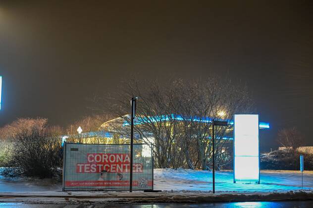 Kodersdorf - Corona-Testcenter an der Autobahn: Betrieb startet ab Freitag 14.01.2021 Kodersdorf, Rasthof an der B115 Fotograf: LausitzNews Toni Lehder Am Donnerstagabend wurde auf dem Gelände eines Rasthofes bei Kodersdorf ein Corona-Testcenter aufgebaut. Die Firma CoviMedical UG aus Dillenburg bietet hier ab Freitag kostenpflichtige Schnelltests an. Die Nähe zur Autobahn A4 bei Görlitz und der deutsch-polnischen Grenze bietet hierfür einen hervorragenden Standort. Wie die Firma mitteilt, dauere der Test, bei welchem eine Probe mittels Mund-Nasenabstrich entnommen wird, nur knapp zwei Minuten. Das Ergebnis wird anschließend innerhalb von ca. 15 Minuten per eMail mitgeteilt. Das darin enthaltene PDF-Dokument dient dann als Nachweis, w Copyright: xLausitzNews.de TonixLehderx