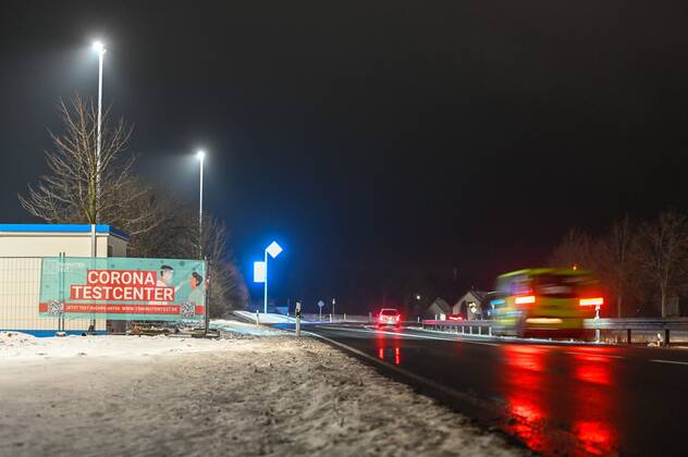 Kodersdorf - Corona-Testcenter an der Autobahn: Betrieb startet ab Freitag 14.01.2021 Kodersdorf, Rasthof an der B115 Fotograf: LausitzNews Toni Lehder Am Donnerstagabend wurde auf dem Gelände eines Rasthofes bei Kodersdorf ein Corona-Testcenter aufgebaut. Die Firma CoviMedical UG aus Dillenburg bietet hier ab Freitag kostenpflichtige Schnelltests an. Die Nähe zur Autobahn A4 bei Görlitz und der deutsch-polnischen Grenze bietet hierfür einen hervorragenden Standort. Wie die Firma mitteilt, dauere der Test, bei welchem eine Probe mittels Mund-Nasenabstrich entnommen wird, nur knapp zwei Minuten. Das Ergebnis wird anschließend innerhalb von ca. 15 Minuten per eMail mitgeteilt. Das darin enthaltene PDF-Dokument dient dann als Nachweis, w Copyright: xLausitzNews.de TonixLehderx