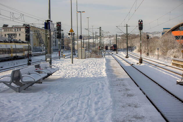 Themenbilder: Landkreis Boeblingen in Zeiten der Corona-Pandemie, 15.01.2021, Themenbilder: Landkreis Boeblingen in Zeiten der Corona-Pandemie, Bahn, Herrenberg Hauptbahnhof, Schnee am Bahnsteig, Streu, 15.01.2021, Copyright: xEIBNER DROFITSCHx EP_ddh