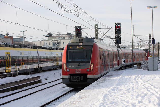 Themenbilder: Landkreis Boeblingen in Zeiten der Corona-Pandemie, 15.01.2021, Themenbilder: Landkreis Boeblingen in Zeiten der Corona-Pandemie, Bahn, Herrenberg Hauptbahnhof, Bahnsteig, S-Bahn S1, 15.01.2021, Copyright: xEIBNER DROFITSCHx EP_ddh