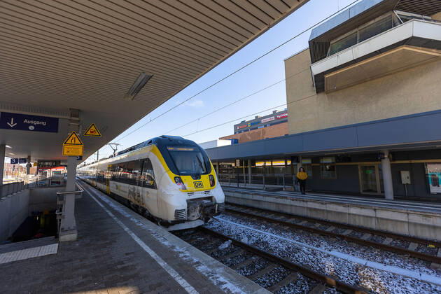 Boeblingen Themenbilder: Landkreis Boeblingen in Zeiten der Corona-Pandemie, 15.01.2021, Themenbilder: Landkreis Boeblingen in Zeiten der Corona-Pandemie, Zug faert ab, Boeblingen Hauptbahnhof, 15.01.2021, Copyright: xEIBNER DROFITSCHx EP_ddh