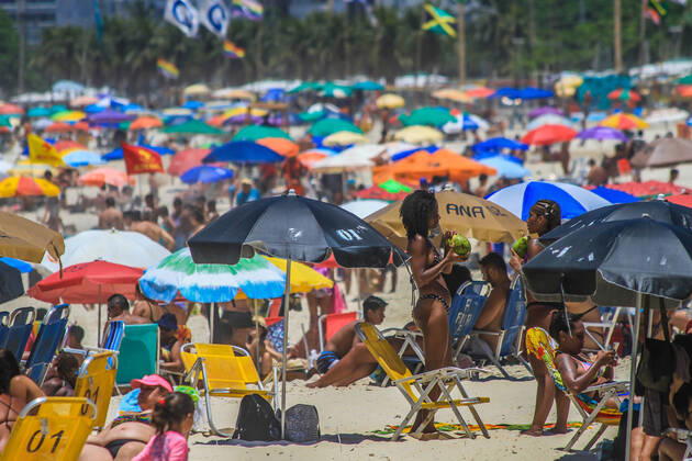 January 15, 2021: BRAZIL. RIO DE JANEIRO. January 15, 2021. COVID-19 Crowd at Leme beach, south zone, this Friday, (15), in a time of pandemic of the new coronavirus. - ZUMAl255 20210115_zip_l255_001 Copyright: xEllanxLustosax