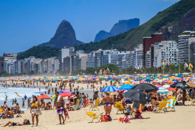 January 15, 2021: BRAZIL. RIO DE JANEIRO. January 15, 2021. COVID-19 Crowd at Leme beach, south zone, this Friday, (15), in a time of pandemic of the new coronavirus. - ZUMAl255 20210115_zip_l255_002 Copyright: xEllanxLustosax