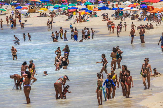 January 15, 2021: BRAZIL. RIO DE JANEIRO. January 15, 2021. COVID-19 Crowd at Leme beach, south zone, this Friday, (15), in a time of pandemic of the new coronavirus. - ZUMAl255 20210115_zip_l255_005 Copyright: xEllanxLustosax