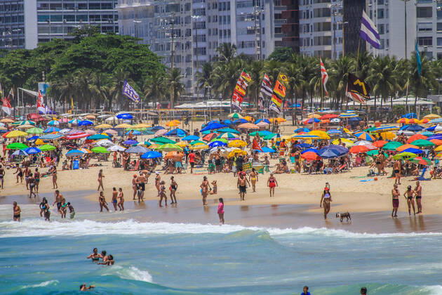 January 15, 2021: BRAZIL. RIO DE JANEIRO. January 15, 2021. COVID-19 Crowd at Leme beach, south zone, this Friday, (15), in a time of pandemic of the new coronavirus. - ZUMAl255 20210115_zip_l255_006 Copyright: xEllanxLustosax
