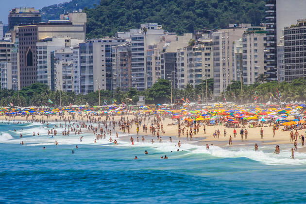 January 15, 2021: BRAZIL. RIO DE JANEIRO. January 15, 2021. COVID-19 Crowd at Leme beach, south zone, this Friday, (15), in a time of pandemic of the new coronavirus. - ZUMAl255 20210115_zip_l255_007 Copyright: xEllanxLustosax