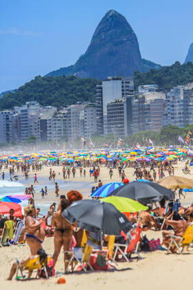 January 15, 2021: BRAZIL. RIO DE JANEIRO. January 15, 2021. COVID-19 Crowd at Leme beach, south zone, this Friday, (15), in a time of pandemic of the new coronavirus. - ZUMAl255 20210115_zip_l255_013 Copyright: xEllanxLustosax