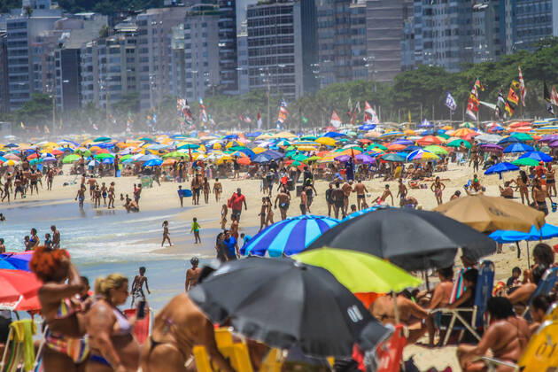 January 15, 2021: BRAZIL. RIO DE JANEIRO. January 15, 2021. COVID-19 Crowd at Leme beach, south zone, this Friday, (15), in a time of pandemic of the new coronavirus. - ZUMAl255 20210115_zip_l255_014 Copyright: xEllanxLustosax