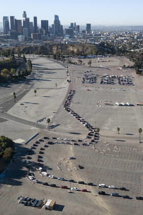 January 15, 2021, Los Angeles, California, USA: Motorists wait in lines to get the coronavirus (COVID-19) vaccine in a parking lot at Dodger Stadium, Friday, Jan. 15, 2021, in Los Angeles. Dodger Stadium reopened Friday as a mass COVID-19 vaccination site, which Mayor Eric Garcetti says will have the capacity to vaccinate 12,000 people a day once it is fully operational. Los Angeles USA - ZUMAc68_ 20210115_zaf_c68_002 Copyright: xRingoxChiux