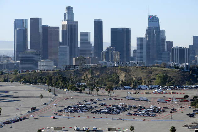 News Bilder des Tages January 15, 2021, Los Angeles, California, USA: Motorists wait in lines to get the coronavirus (COVID-19) vaccine in a parking lot at Dodger Stadium, Friday, Jan. 15, 2021, in Los Angeles. Dodger Stadium reopened Friday as a mass COVID-19 vaccination site, which Mayor Eric Garcetti says will have the capacity to vaccinate 12,000 people a day once it is fully operational. Los Angeles USA - ZUMAc68_ 20210115_zaf_c68_005 Copyright: xRingoxChiux