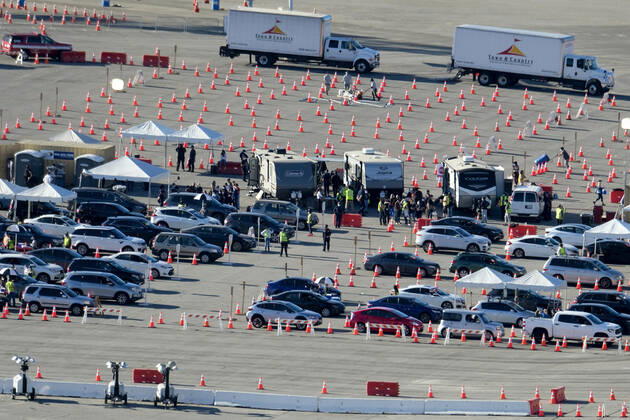 January 15, 2021, Los Angeles, California, USA: Healthcare workers prepare the coronavirus (COVID-19) vaccine for the motorists in a parking lot at Dodger Stadium, Friday, Jan. 15, 2021, in Los Angeles. Dodger Stadium reopened Friday as a mass COVID-19 vaccination site, which Mayor Eric Garcetti says will have the capacity to vaccinate 12,000 people a day once it is fully operational. Los Angeles USA - ZUMAc68_ 20210115_zaf_c68_006 Copyright: xRingoxChiux