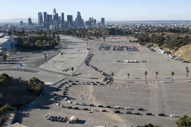 January 15, 2021, Los Angeles, California, USA: Motorists wait in lines to get the coronavirus (COVID-19) vaccine in a parking lot at Dodger Stadium, Friday, Jan. 15, 2021, in Los Angeles. Dodger Stadium reopened Friday as a mass COVID-19 vaccination site, which Mayor Eric Garcetti says will have the capacity to vaccinate 12,000 people a day once it is fully operational. Los Angeles USA - ZUMAc68_ 20210115_zaf_c68_008 Copyright: xRingoxChiux
