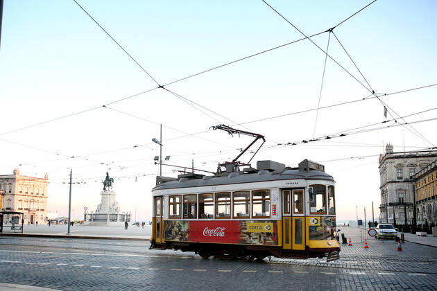January 15, 2021, Lisbon, Portugal: A tram operates in Lisbon, Portugal on January 15, 2021, on the first day of the second national lockdown to combat the COVID-19 Coronavirus pandemic. Portuguese Prime Minister Antonio Costa announced last Wednesday a new confinement between January 15 and 30 with the same restrictive measures of March and April 2020, with the only relevant new exception that is schools will remain in full operation. Lisbon Portugal - ZUMAf123 20210115_zap_f123_024 Copyright: xPedroxFiuzax
