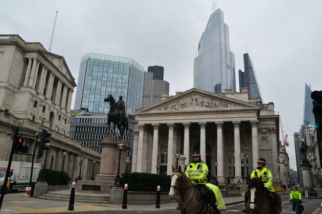 January 15, 2021, London, United Kingdom: Police officers seen riding on their horse in the City of London during the 3rd London lockdown. London United Kingdom - ZUMAs197 20210115_zaa_s197_139 Copyright: xThomasxKrychx