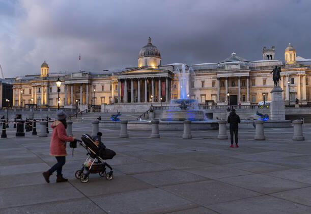 January 16, 2021, London, United Kingdom: People seen at the Trafalgar Square in London..With a surge of covid-19 cases fueled partly by a more infectious variant of the virus, British leaders have reimposed nationwide lockdown measures across England through at least mid February. London United Kingdom - ZUMAs197 20210116_zaa_s197_001 Copyright: xMayxJamesx