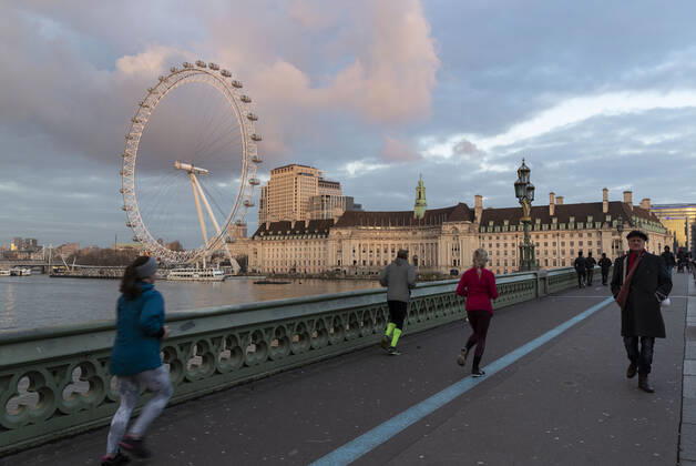 January 16, 2021, London, United Kingdom: People seen running on the Westminster bridge..With a surge of covid-19 cases fueled partly by a more infectious variant of the virus, British leaders have reimposed nationwide lockdown measures across England through at least mid February. London United Kingdom - ZUMAs197 20210116_zaa_s197_002 Copyright: xMayxJamesx