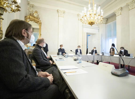 Gesprächsrunde mit Expertinnen und Experten zur aktuellen Corona-Situation in Österreich