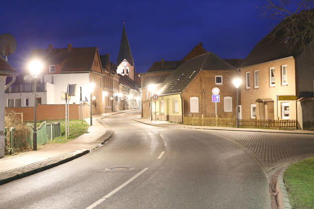 Blick am Sonnabend (16.01.2021) auf das Zentrum der Stadt Neukalen (Mecklenburgische Seenplatte) im Morgenlicht. Im Landkreis Mecklenburgische Seenplatte gilt wegen der hohen Fallzahlen bei der Ausbreitung des Coronavirus nach wie vor eine abendliche Ausgangsbeschränkung. Nach dieser ist ab sofort das Verlassen und der Aufenthalt außerhalb der eigenen häuslichen Unterkunft ohne triftigen Grund täglich von 20:00 Uhr bis 6:00 Uhr des Folgetages untersagt. Ein triftiger Grund ist beispielsweise die Ausübung der beruflichen Tätigkeit sowie die Inanspruchnahme medizinischer Versorgungsleistungen. Weiterhin ist der Besuch bei Ehe- und Lebenspartnern sowie bei Partnern von Lebensgemeinschaften, hilfsbedürftigen Menschen, Kranken oder Menschen mit