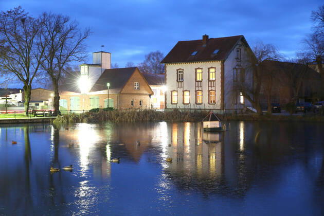 Blick am Sonnabend (16.01.2021) auf das Zentrum der Stadt Neukalen (Mecklenburgische Seenplatte) im Morgenlicht. Im Landkreis Mecklenburgische Seenplatte gilt wegen der hohen Fallzahlen bei der Ausbreitung des Coronavirus nach wie vor eine abendliche Ausgangsbeschränkung. Nach dieser ist ab sofort das Verlassen und der Aufenthalt außerhalb der eigenen häuslichen Unterkunft ohne triftigen Grund täglich von 20:00 Uhr bis 6:00 Uhr des Folgetages untersagt. Ein triftiger Grund ist beispielsweise die Ausübung der beruflichen Tätigkeit sowie die Inanspruchnahme medizinischer Versorgungsleistungen. Weiterhin ist der Besuch bei Ehe- und Lebenspartnern sowie bei Partnern von Lebensgemeinschaften, hilfsbedürftigen Menschen, Kranken oder Menschen mit