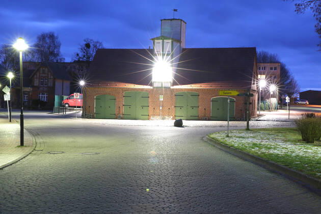 Blick am Sonnabend (16.01.2021) auf das Zentrum der Stadt Neukalen (Mecklenburgische Seenplatte) im Morgenlicht. Im Landkreis Mecklenburgische Seenplatte gilt wegen der hohen Fallzahlen bei der Ausbreitung des Coronavirus nach wie vor eine abendliche Ausgangsbeschränkung. Nach dieser ist ab sofort das Verlassen und der Aufenthalt außerhalb der eigenen häuslichen Unterkunft ohne triftigen Grund täglich von 20:00 Uhr bis 6:00 Uhr des Folgetages untersagt. Ein triftiger Grund ist beispielsweise die Ausübung der beruflichen Tätigkeit sowie die Inanspruchnahme medizinischer Versorgungsleistungen. Weiterhin ist der Besuch bei Ehe- und Lebenspartnern sowie bei Partnern von Lebensgemeinschaften, hilfsbedürftigen Menschen, Kranken oder Menschen mit