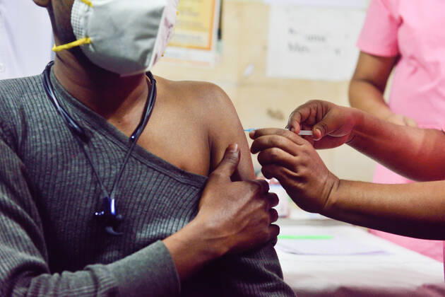 January 16, 2021, Kolkata, West Bengal, India: A nurse vaccinate a frontline health worker with Covishield Coronavirus vaccine developed by Oxford University and AstraZeneca Plc and Produced by Serum Institute Of India at the M.R. Bangur Hospital..India started its First Phase of Coronavirus (Covid-19) vaccination today. Kolkata India - ZUMAs197 20210116_zaa_s197_020 Copyright: xSumitxSanyalx