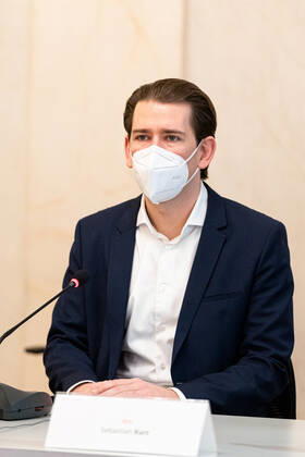 Wien 16.01.2021, Bundeskanzleramt, Wien, AUT, Bundesregierung, Gespraechsrunde mit Expertinnen und Experten zur aktuellen Corona-Situation in Oesterreich, im Bild Sebastian Kurz (OeVP) during a round table with experts on the current Corona situation in Austria at the federal chancellery in Vienna, Austria on 2021 01 16.