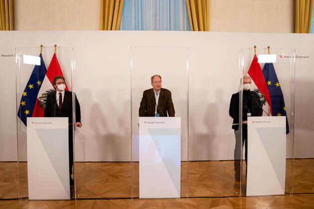 Wien 16.01.2021, Bundeskanzleramt, Wien, AUT, Bundesregierung, Pressekonferenz mit Experten zur aktuellen Corona-Situation in Oesterreich, im Bild v. l. Herwig Ostermann (Geschaeftsfuehrer der Gesundheit Oesterreich), Oswald Wagner (Medizinische Universitaet Wien), Andreas Bergthaler (Medizinische Universitaet Wien) during a press conference with experts on the current corona situation in Austria at the federal chancellery in Vienna, Austria on 2021 01 12.