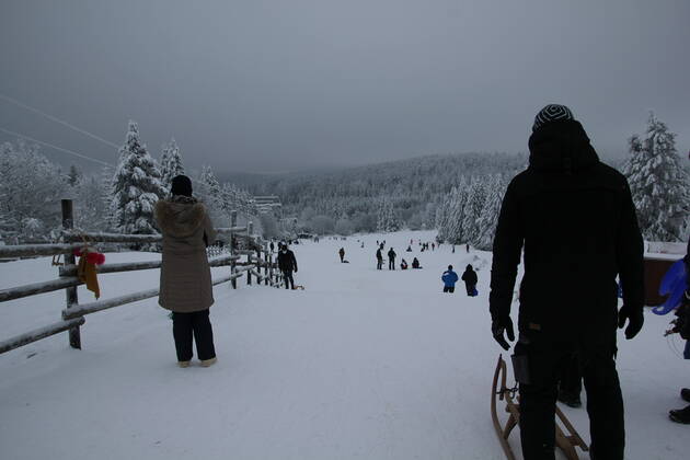 Befürchteter Besucheransturm in Torfhaus bleibt aus - Polizei zeigt Präsenz Nach den großen Besucheranstürmen auf die Ski und Rodelgebiete im Oberharz, bleibt dieses Wochenende der erwartete Besucheransturm, der Schneeausflugfans aus. Vereinzelt kommt es zu Grüppchenbildung, trotzdem halten sich viele an die Maskenpflicht und halten die Corona-Regeln ein. Die Polizei zeigt auch am diesen Wochenende präsenz. Niedersachsen, Torfhaus, Mittelgebierge, Oberharz, Skigebiet Rodeln, Winter, Schnee, Schneemasse, Niedersächsische Alpen, Brocken, Wetter, Wettervorhersage, Wetterprognose, Wetter, Corona, Gesellschaft, Covid, Goslar, Lockdown, Maske, Polizei, Wetterbild, Loiden Torfhaus Niedersachsen Deutschland Copyright: xMartinxDziadekx