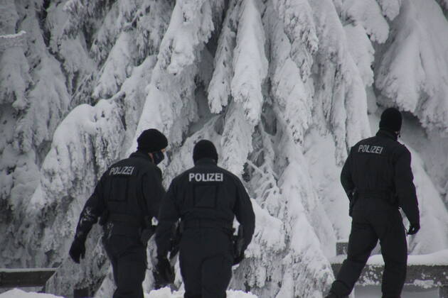 Befürchteter Besucheransturm in Torfhaus bleibt aus - Polizei zeigt Präsenz Nach den großen Besucheranstürmen auf die Ski und Rodelgebiete im Oberharz, bleibt dieses Wochenende der erwartete Besucheransturm, der Schneeausflugfans aus. Vereinzelt kommt es zu Grüppchenbildung, trotzdem halten sich viele an die Maskenpflicht und halten die Corona-Regeln ein. Die Polizei zeigt auch am diesen Wochenende präsenz. Niedersachsen, Torfhaus, Mittelgebierge, Oberharz, Skigebiet Rodeln, Winter, Schnee, Schneemasse, Niedersächsische Alpen, Brocken, Wetter, Wettervorhersage, Wetterprognose, Wetter, Corona, Gesellschaft, Covid, Goslar, Lockdown, Maske, Polizei, Wetterbild, Loiden Torfhaus Niedersachsen Deutschland Copyright: xMartinxDziadekx