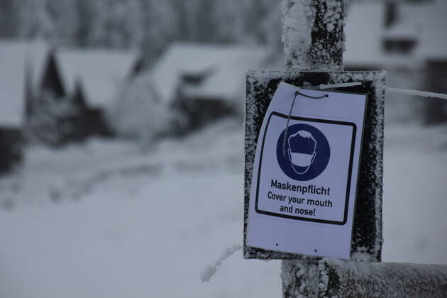 Befürchteter Besucheransturm in Torfhaus bleibt aus - Polizei zeigt Präsenz Nach den großen Besucheranstürmen auf die Ski und Rodelgebiete im Oberharz, bleibt dieses Wochenende der erwartete Besucheransturm, der Schneeausflugfans aus. Vereinzelt kommt es zu Grüppchenbildung, trotzdem halten sich viele an die Maskenpflicht und halten die Corona-Regeln ein. Die Polizei zeigt auch am diesen Wochenende präsenz. Niedersachsen, Torfhaus, Mittelgebierge, Oberharz, Skigebiet Rodeln, Winter, Schnee, Schneemasse, Niedersächsische Alpen, Brocken, Wetter, Wettervorhersage, Wetterprognose, Wetter, Corona, Gesellschaft, Covid, Goslar, Lockdown, Maske, Polizei, Wetterbild, Loiden Torfhaus Niedersachsen Deutschland Copyright: xMartinxDziadekx