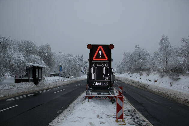 Befürchteter Besucheransturm in Torfhaus bleibt aus - Polizei zeigt Präsenz Nach den großen Besucheranstürmen auf die Ski und Rodelgebiete im Oberharz, bleibt dieses Wochenende der erwartete Besucheransturm, der Schneeausflugfans aus. Vereinzelt kommt es zu Grüppchenbildung, trotzdem halten sich viele an die Maskenpflicht und halten die Corona-Regeln ein. Die Polizei zeigt auch am diesen Wochenende präsenz. Niedersachsen, Torfhaus, Mittelgebierge, Oberharz, Skigebiet Rodeln, Winter, Schnee, Schneemasse, Niedersächsische Alpen, Brocken, Wetter, Wettervorhersage, Wetterprognose, Wetter, Corona, Gesellschaft, Covid, Goslar, Lockdown, Maske, Polizei, Wetterbild, Loiden Torfhaus Niedersachsen Deutschland Copyright: xMartinxDziadekx