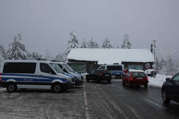 Befürchteter Besucheransturm in Torfhaus bleibt aus - Polizei zeigt Präsenz Nach den großen Besucheranstürmen auf die Ski und Rodelgebiete im Oberharz, bleibt dieses Wochenende der erwartete Besucheransturm, der Schneeausflugfans aus. Vereinzelt kommt es zu Grüppchenbildung, trotzdem halten sich viele an die Maskenpflicht und halten die Corona-Regeln ein. Die Polizei zeigt auch am diesen Wochenende präsenz. Niedersachsen, Torfhaus, Mittelgebierge, Oberharz, Skigebiet Rodeln, Winter, Schnee, Schneemasse, Niedersächsische Alpen, Brocken, Wetter, Wettervorhersage, Wetterprognose, Wetter, Corona, Gesellschaft, Covid, Goslar, Lockdown, Maske, Polizei, Wetterbild, Loiden Torfhaus Niedersachsen Deutschland Copyright: xMartinxDziadekx