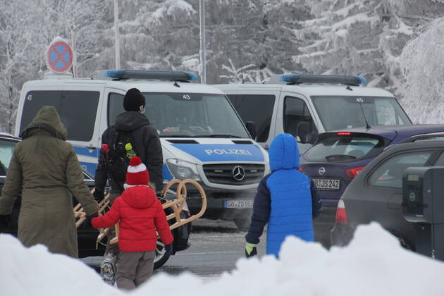 Befürchteter Besucheransturm in Torfhaus bleibt aus - Polizei zeigt Präsenz Nach den großen Besucheranstürmen auf die Ski und Rodelgebiete im Oberharz, bleibt dieses Wochenende der erwartete Besucheransturm, der Schneeausflugfans aus. Vereinzelt kommt es zu Grüppchenbildung, trotzdem halten sich viele an die Maskenpflicht und halten die Corona-Regeln ein. Die Polizei zeigt auch am diesen Wochenende präsenz. Niedersachsen, Torfhaus, Mittelgebierge, Oberharz, Skigebiet Rodeln, Winter, Schnee, Schneemasse, Niedersächsische Alpen, Brocken, Wetter, Wettervorhersage, Wetterprognose, Wetter, Corona, Gesellschaft, Covid, Goslar, Lockdown, Maske, Polizei, Wetterbild, Loiden Torfhaus Niedersachsen Deutschland Copyright: xMartinxDziadekx