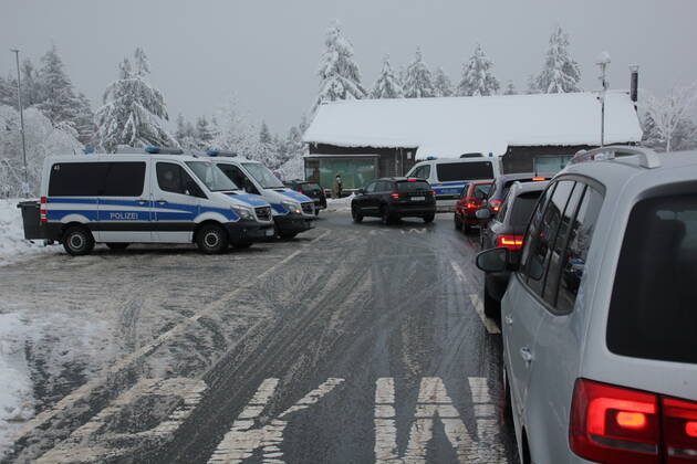 Befürchteter Besucheransturm in Torfhaus bleibt aus - Polizei zeigt Präsenz Nach den großen Besucheranstürmen auf die Ski und Rodelgebiete im Oberharz, bleibt dieses Wochenende der erwartete Besucheransturm, der Schneeausflugfans aus. Vereinzelt kommt es zu Grüppchenbildung, trotzdem halten sich viele an die Maskenpflicht und halten die Corona-Regeln ein. Die Polizei zeigt auch am diesen Wochenende präsenz. Niedersachsen, Torfhaus, Mittelgebierge, Oberharz, Skigebiet Rodeln, Winter, Schnee, Schneemasse, Niedersächsische Alpen, Brocken, Wetter, Wettervorhersage, Wetterprognose, Wetter, Corona, Gesellschaft, Covid, Goslar, Lockdown, Maske, Polizei, Wetterbild, Loiden Torfhaus Niedersachsen Deutschland Copyright: xMartinxDziadekx