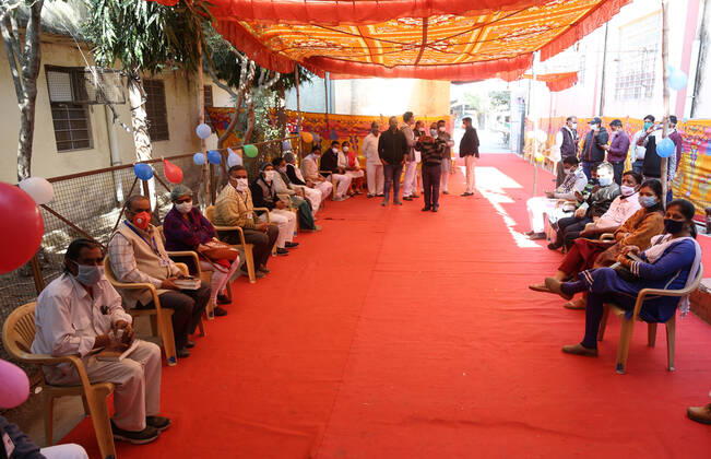 COVID-19 vaccination drive starts in Rajasthan, India Health workers wait for the first dose of Covishield vaccine, after the virtual launch of COVID-19 vaccination drive by Prime Minister Narendra Modi, at Government Hospital in Beawar. Beawar Rajasthan India Copyright: SumitxSaraswat