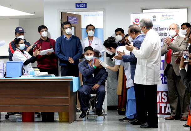 January 16, 2021, New Delhi, India: A nurse seen vaccinating a front line medical worker as collogues clap to celebrate the arrival of the vaccine at the All India Institute of Medical Science..The nationwide Covid-19 vaccination program began today in India. Frontline health workers are the first group of people to be vaccinated. New Delhi India - ZUMAs197 20210116_zaa_s197_097 Copyright: xNaveenxSharmax