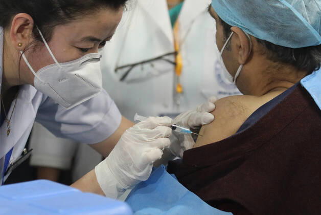 January 16, 2021, New Delhi, India: A nurse seen vaccinating a front line medical worker at the All India Institute of Medical Science..The nationwide Covid-19 vaccination program began today in India. Frontline health workers are the first group of people to be vaccinated. New Delhi India - ZUMAs197 20210116_zaa_s197_100 Copyright: xNaveenxSharmax