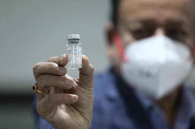 January 16, 2021, New Delhi, India: Indian Union Health Minister Dr. Harsh Vardharn holds a vial of the Covid-19 vaccine..The nationwide Covid-19 vaccination program began today in India. Frontline health workers are the first group of people to be vaccinated. New Delhi India - ZUMAs197 20210116_zaa_s197_103 Copyright: xNaveenxSharmax