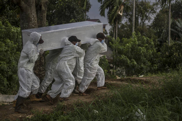 January 16, 2021, Jakarta, DKI Jakarta, Indonesia: Funeral workers wearing personal protective suits bury the bodies of covid-19 patients at Srengseng Sawah Public Cemetery, Jagakarsa, Jakarta. Recorded from today the number of covid patients continues to increase to 14,224 positive cases of Covid-19. Jakarta Indonesia - ZUMAz107 20210116_zip_z107_003 Copyright: xMuhammadxZaenuddinx