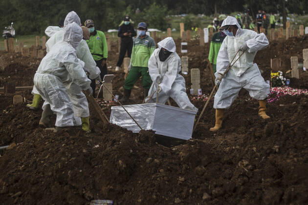 News Bilder des Tages January 16, 2021, Jakarta, DKI Jakarta, Indonesia: Funeral workers wearing personal protective suits bury the bodies of covid-19 patients at Srengseng Sawah Public Cemetery, Jagakarsa, Jakarta. Recorded from today the number of covid patients continues to increase to 14,224 positive cases of Covid-19. Jakarta Indonesia - ZUMAz107 20210116_zip_z107_005 Copyright: xMuhammadxZaenuddinx