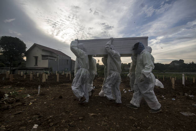 January 16, 2021, Jakarta, DKI Jakarta, Indonesia: Funeral workers wearing personal protective suits bury the bodies of covid-19 patients at Srengseng Sawah Public Cemetery, Jagakarsa, Jakarta. Recorded from today the number of covid patients continues to increase to 14,224 positive cases of Covid-19. Jakarta Indonesia - ZUMAz107 20210116_zip_z107_006 Copyright: xMuhammadxZaenuddinx