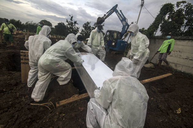 January 16, 2021, Jakarta, DKI Jakarta, Indonesia: Funeral workers wearing personal protective suits bury the bodies of covid-19 patients at Srengseng Sawah Public Cemetery, Jagakarsa, Jakarta. Recorded from today the number of covid patients continues to increase to 14,224 positive cases of Covid-19. Jakarta Indonesia - ZUMAz107 20210116_zip_z107_007 Copyright: xMuhammadxZaenuddinx